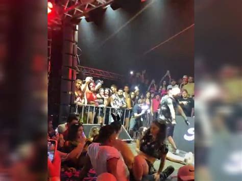 pipokinha recebendo um oral|Mc Pipokinha nua recebeu sexo oral de fã gostosa durante show。